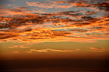 Fototapeta na wymiar Colorful sky over the ocean during sunset.