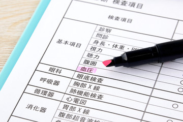 健康診断表と蛍光ペン