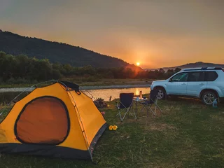 Foto auf Acrylglas Camping Autoreisekonzept Campingplatz in der Nähe von Bergen Fluss