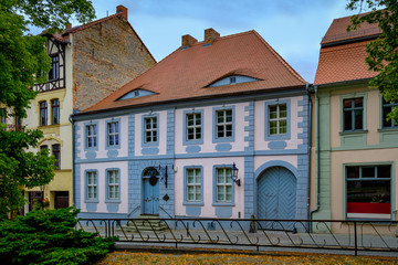 Spätbarocke Fassade des denkmalgeschützten ehemaligen 