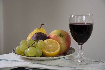 Fruits et verre de vin