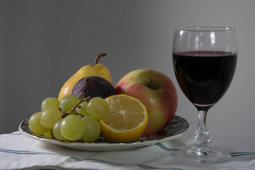 Fruits et verre de vin