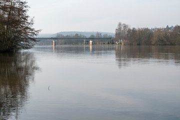 Spaziergang in Elsenfeld entlang des Fluss Main in Bayern, Deutschland. Im Hintergrund die Brücke nach Obernburg