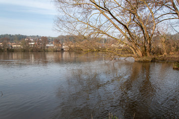 Spaziergang in Elsenfeld entlang des Fluss Main in Bayern, Deutschland