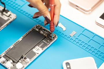 Service damaged mobile phone trying to repair and solve problem