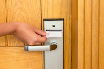 Naklejka premium Close up of female hand hold key card and open electronic lock door