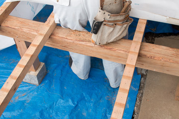 床工事する男性。災害復旧/建築現場/リフォーム/増改築イメージ