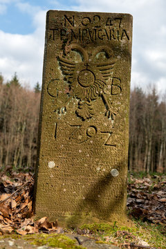 Adlerstein, Dreim&auml;rker Grenzstein im Odenwald mit doppelkopf Reichsadler und kaiserlichem Reichsapfel