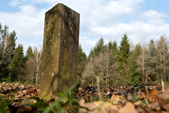 Adlerstein, Dreim&auml;rker Grenzstein im Odenwald mit doppelkopf Reichsadler und kaiserlichem Reichsapfel