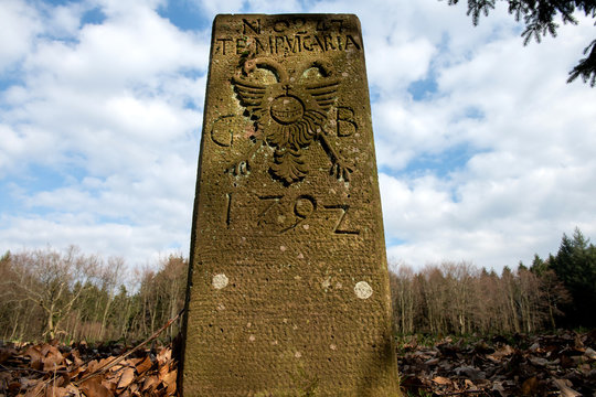 Adlerstein, Dreim&auml;rker Grenzstein im Odenwald mit doppelkopf Reichsadler und kaiserlichem Reichsapfel