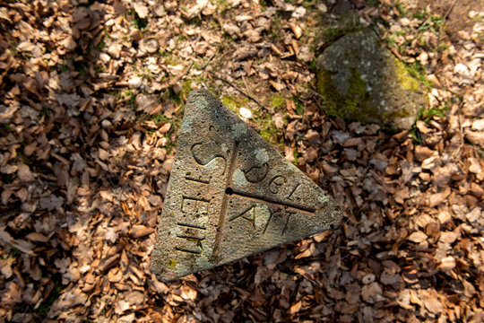 Adlerstein, Dreim&auml;rker Grenzstein im Odenwald mit doppelkopf Reichsadler und kaiserlichem Reichsapfel