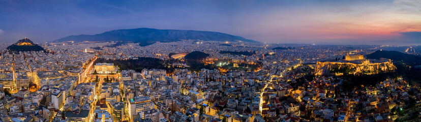 Obraz premium Panorama der beleuchteten Skyline von Athen, Griechenland, mit der Akropolis und zahlreichen Touristenattraktionen bis zum Hafen von Piräus