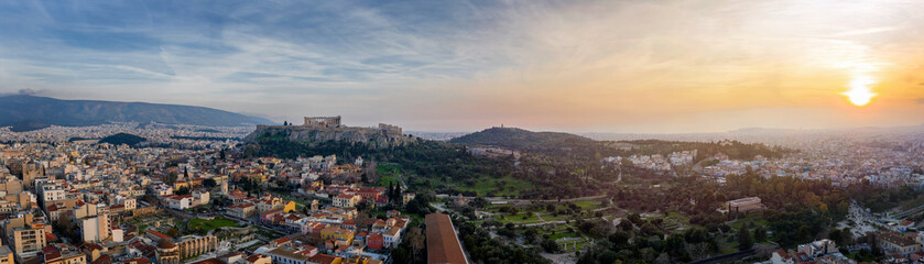 Luftaufnahe der Skyline von Athen, Griechenland, mit Akropolis, Altstadt und den zahlreichen...