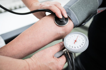Blutdruck messen bei einem Patienten im Krankenhaus