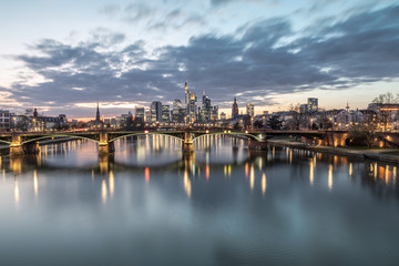 Sonnenuntergang über Frankfurt Skyline, Spiegelung der Wolken im Wasser