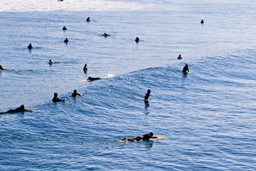 Surfer warten auf die Welle