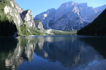 Il lago Il Lago di  Braies  uno dei più belli laghi alpini nelle Dolomiti