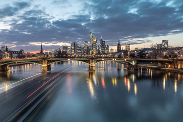 Fototapeta premium Sonnenuntergang über Frankfurt Skyline, Schiff im Wasser