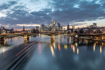 Sonnenuntergang über Frankfurt Skyline, Schiff im Wasser