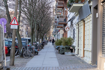 Weitgehend leere Strassen im Berliner Stadtteil Prenzlauer Berg, wie hier auf der Dunckerstrasse im sonst sehr belebten Helmhotzkiez - obrazy, fototapety, plakaty