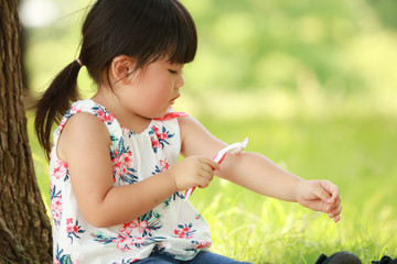 ムダ毛処理する女の子イメージ