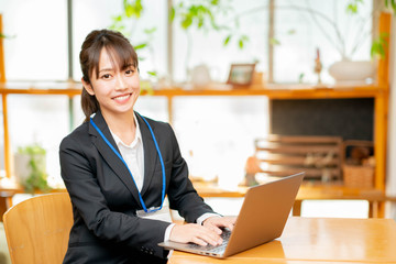 スーツ姿の女性