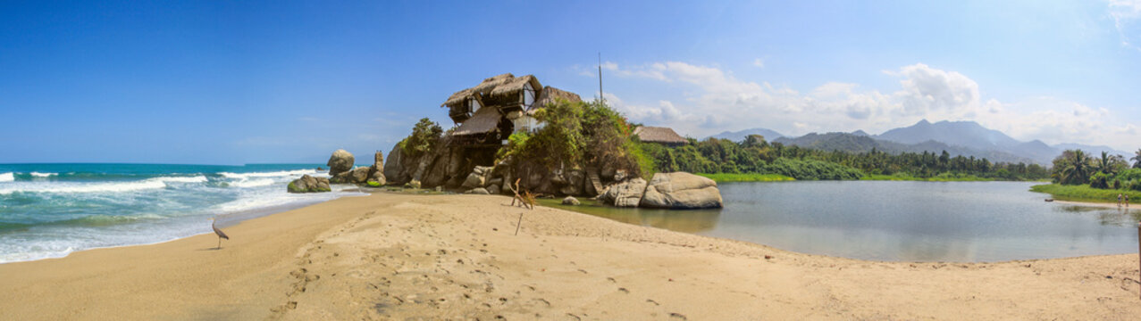 Panorama Haus auf Klippe mit Strand und Flussdelta bei Barlovento in Kolumbien