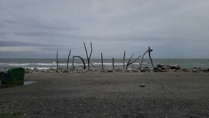 Willkommen in Hokitika, Name mit &Auml;sten am Strand geformt