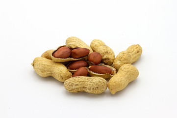Cacahuetes pelados y sin pelar sobre fondo blanco
