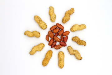 cacahuetes pelados y sin pelar formando un sol