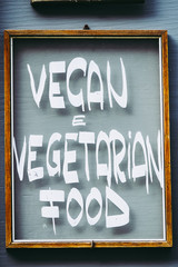 Panneau devant un restaurant Vegan vegetarian food
