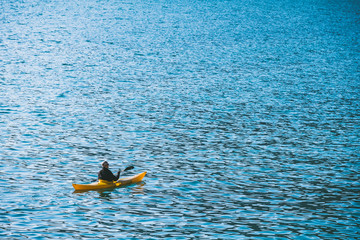 Canoé kayak jaune en pleine mer
