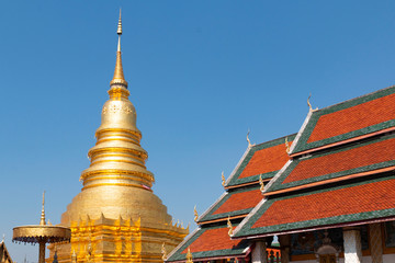 Naklejka premium Beautiful Golden Pagoda in a Temple in Northern Thailand. Golden Pagoda background at the beautiful temple.