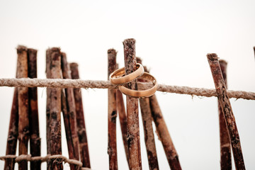 Eheringe auf nautischem holz