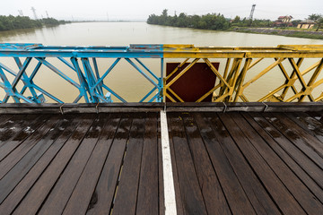 The bridge 17 latitude of the division of Vietnam