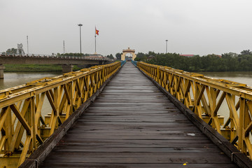 The bridge 17 latitude of the division of Vietnam