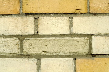 Détail de mur de briques jaunes.