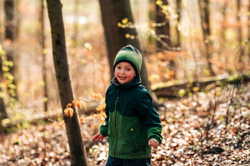 Junge spielt im Wald