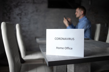 Coronavirus Home Office, praca zdalna, pracownik, w domu
