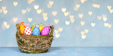 bunt gefüllter Osterkorb