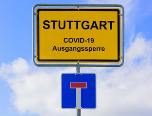 Ausgangssperre wegen Coronavirus steht auf Ortsschild für Stuttgart