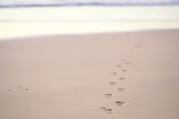 Fußspuren am Strand im Sand