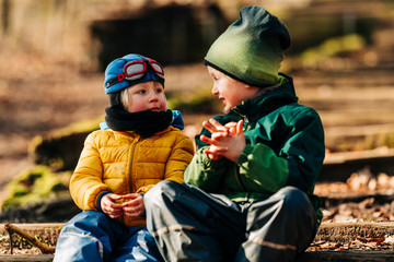 Jungen spielen wild miteinander im Wald 4
