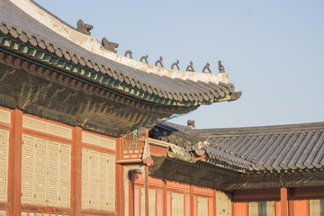 Fototapeta premium 경복궁의 늦겨울 맑은 하늘