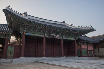 Fototapeta premium 경복궁의 늦겨울 맑은 하늘