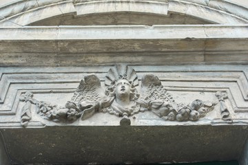 Modeling, statues, bas-reliefs decorating the facades of old houses