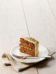 pastelería, bizcocho con chocolate blanco sobre mesa de madera. pastry, sponge cake with white chocolate on wooden table. 