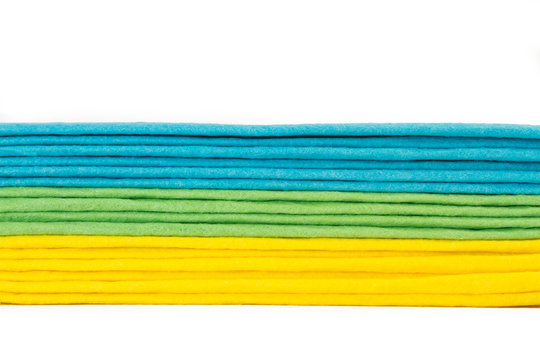Pa&ntilde;os de microfibra limpieza de diferente colores sobre fondo blanco aislado. Vista de frente y de cerca. Copy space