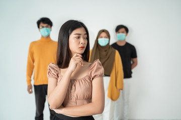 Obraz premium worried woman surrounded by sick people wearing face masks. social distancing concept