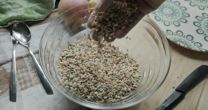  Spelled and barley in a bowl. 